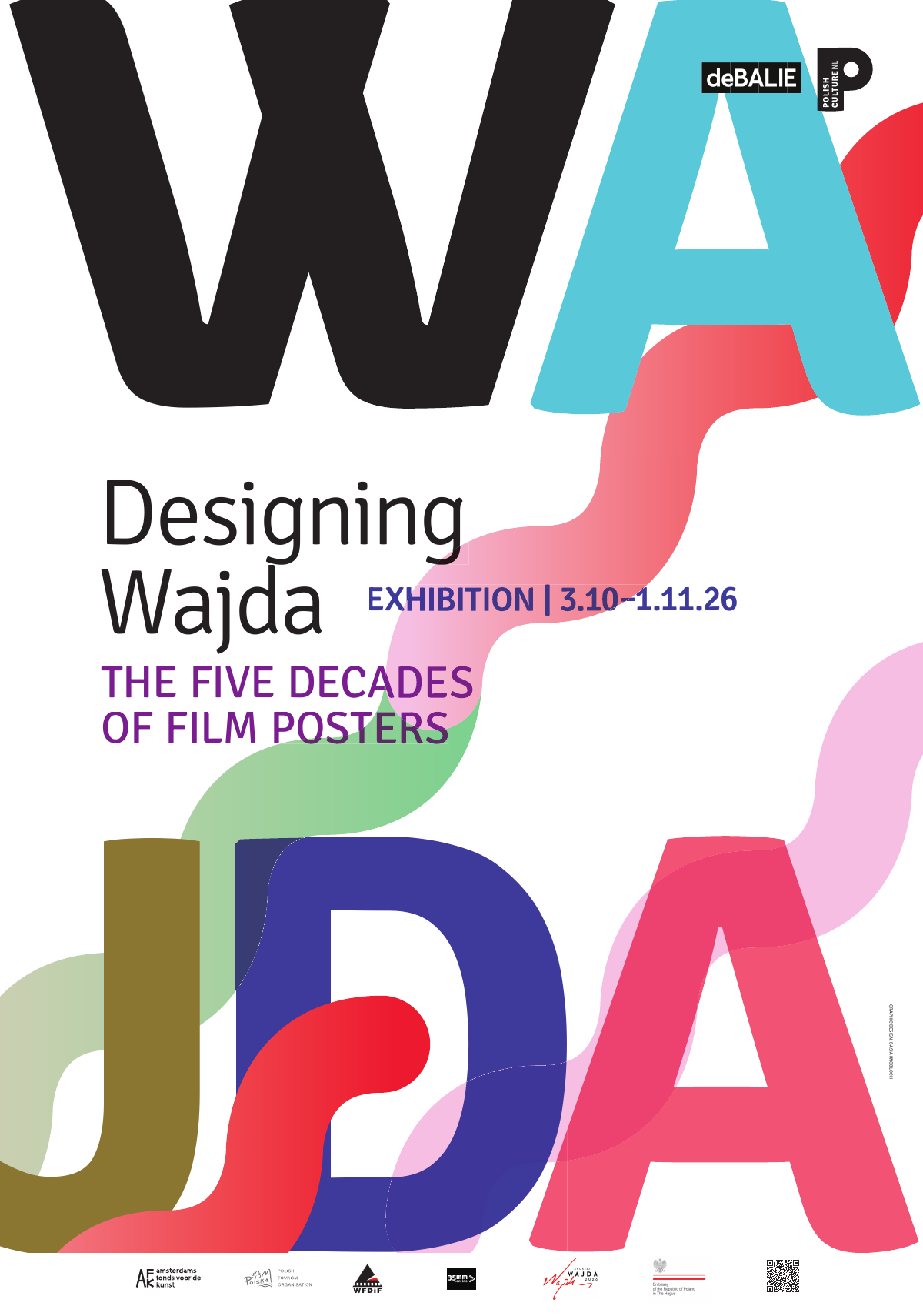 Affiche van de tentoonstelling Designing Wajda: grote letters W-A-J-D-A in zwart, blauw, okergeel, paars en roze, doorsneden door een golvend lint in rood, roze en groen.